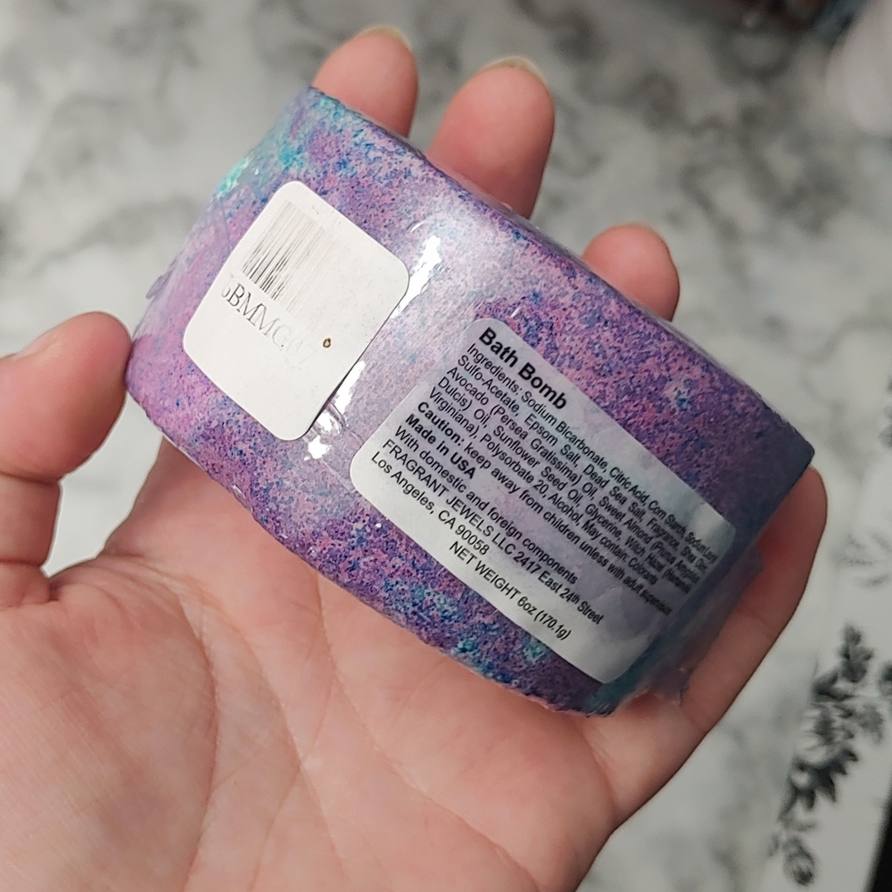 Moon Ring Bath Bomb - Picture 3 of 4